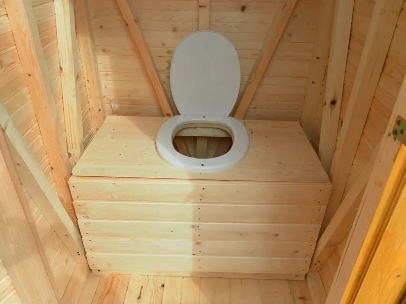 Деревенский туалет с унитазом
