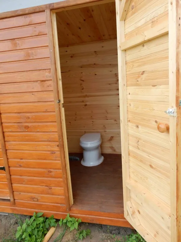 Туалет на даче с унитазом