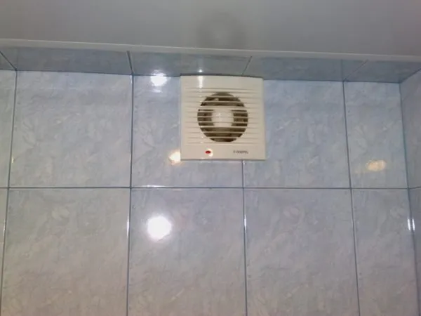Пример вентилятора, установленного в туалете