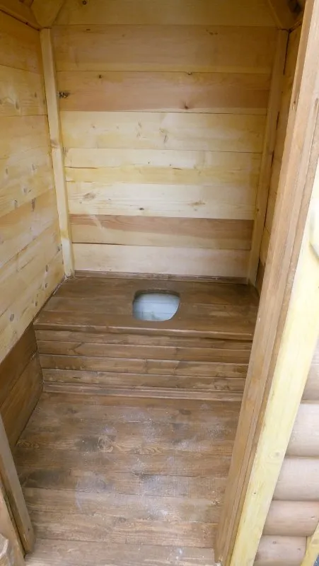 Туалет на даче внутри