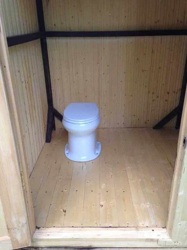 Дачный туалет внутри отделка с раковиной