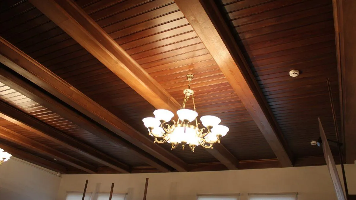 Вагонка на потолке коричневая 