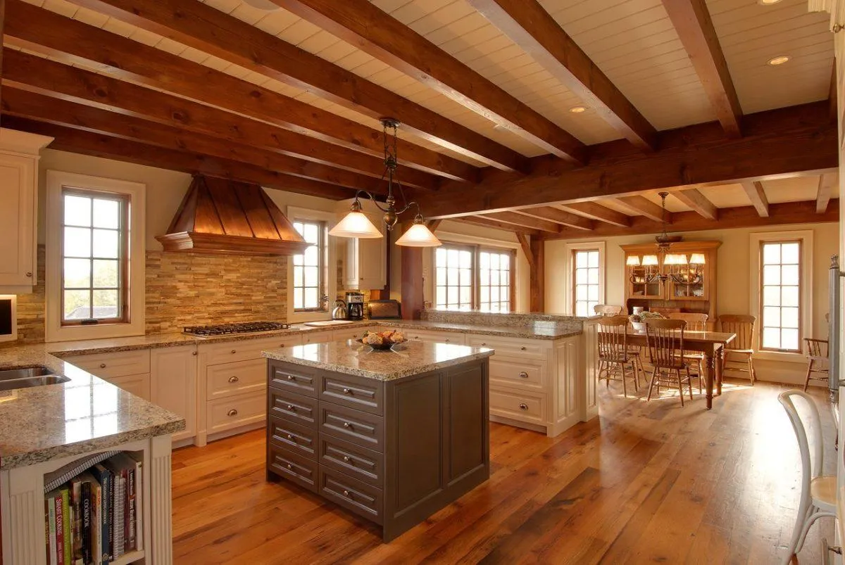 Вагонка и балки на потолке на кухне 