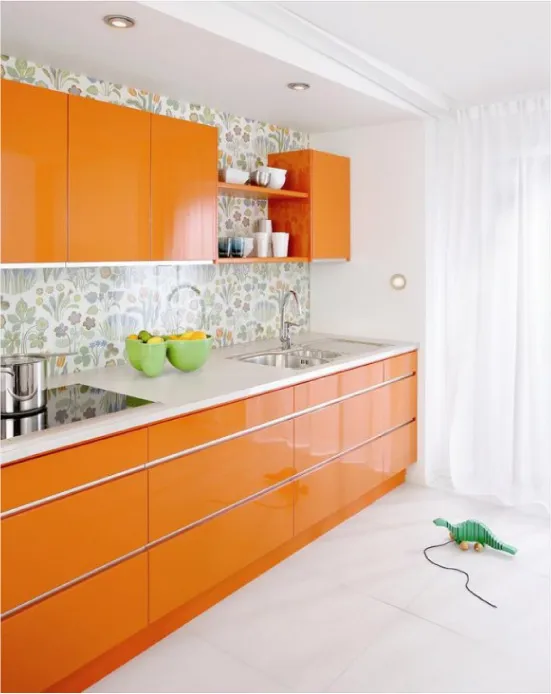 Оранжевая глянцевая кухня с зелеными обоями