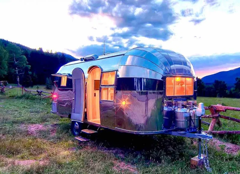 Жилой прицеп Airstream