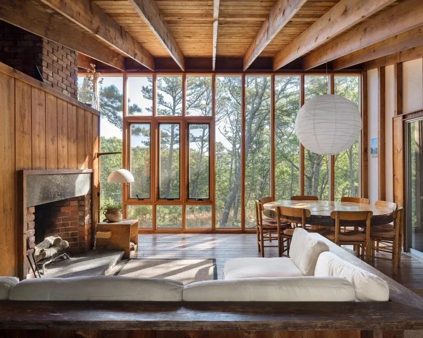 Большие окна позволяют поддерживать естественную связь деревянного дома с природой