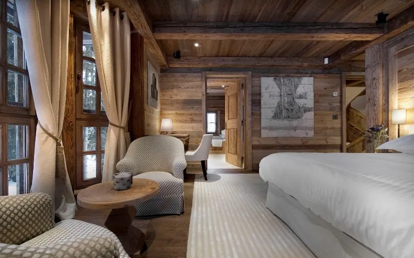 В отделке спальни использована натуральная древесина
