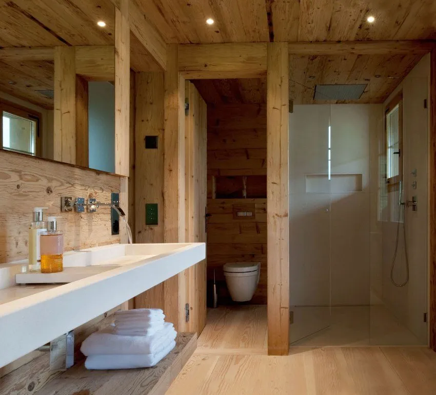 Стены, пол и потолок ванной комнаты выполнены из деревянных панелей