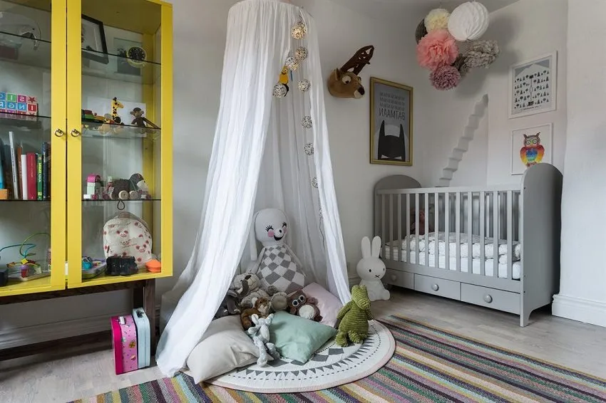 Светло-серый ламинат в детской комнате