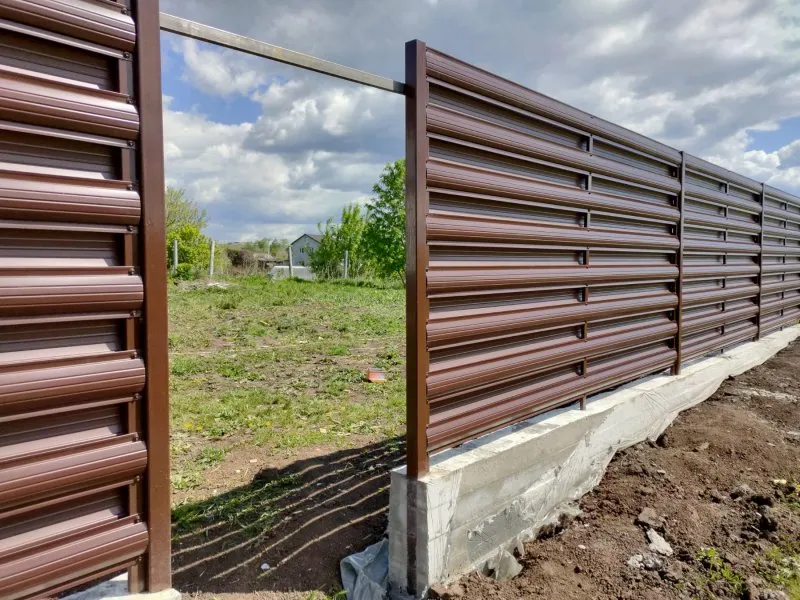 Забор горизонтальный металлический штакетник