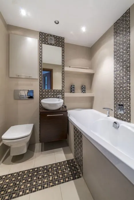 Светлый интерьер ванной комнаты с элементами традиционного восточного стиля.