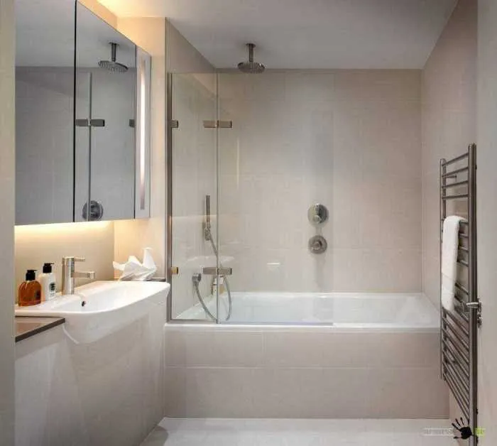 Для визуального увеличения пространства в ванной комнате можно использовать прозрачную перегородку из прочного стекла.