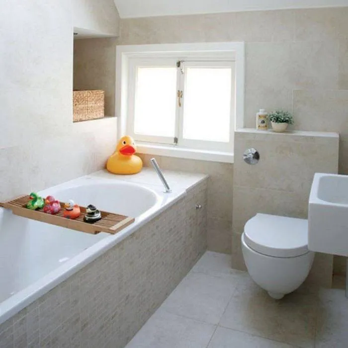 Простой и лаконичный интерьер малогабаритной ванной комнаты в минималистском стиле.