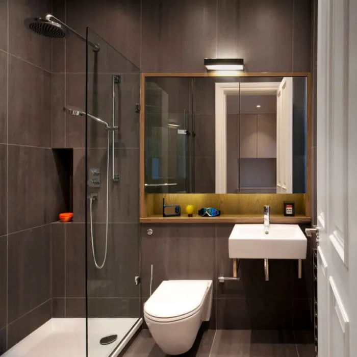 Небольшая ванная комната в серых оттенках, которая является воплощением элегантности и сдержанности.