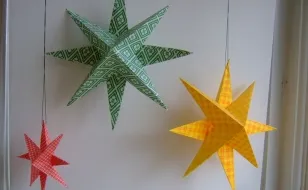 Разные варианты новогодних звезд из бумаги для украшения окон