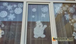 Украшения на окна из бумаги - снеговик, снежинки