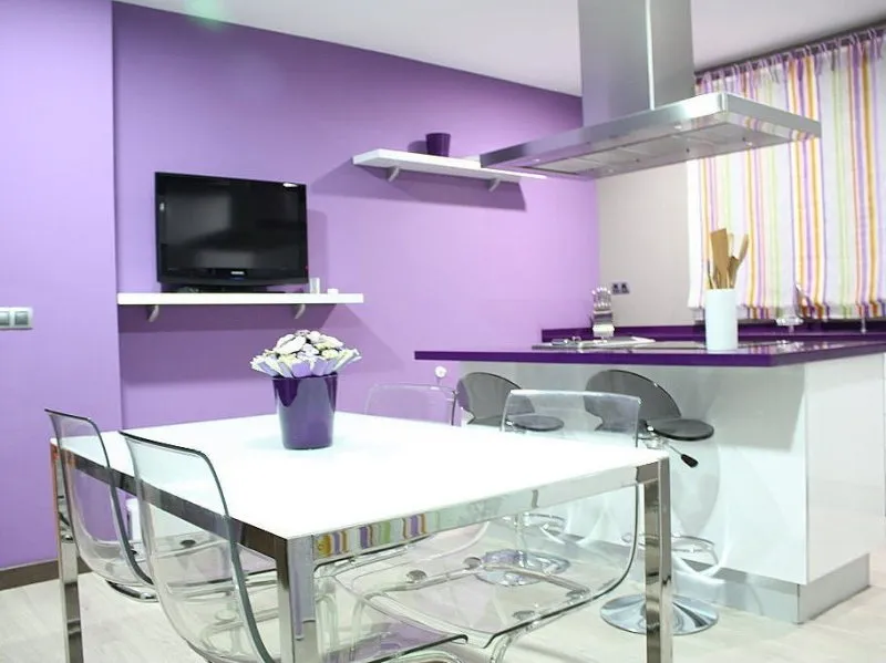 Фиолетовые стены на кухне