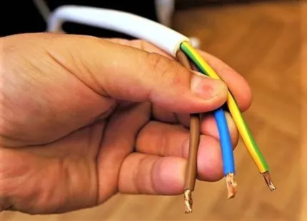 Трехжильный кабель с цветовой маркировкой