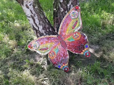 Бабочка украшенная мозаикой