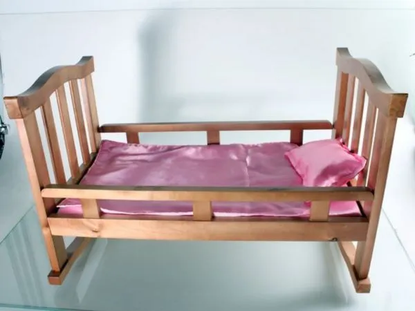 Кровать-качалка для куклы деревянная