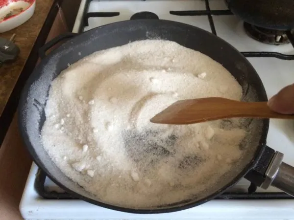 Чугунная сковорода с солью