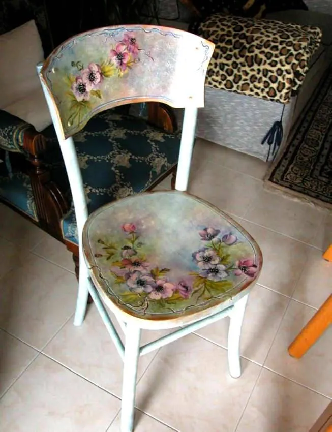 Не надо выбрасывать такой стул. После реставрации он превратится в настоящее произведение искусства