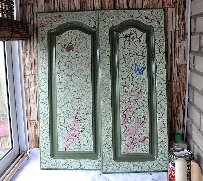 Кракелюр на кухонных фасадах. Чтобы не ухудшать состояние атмосферы в жилых комнатах, краски и другие технологические материалы наносят в других помещениях. В городских квартирах для этого используют утепленный балкон Кракелюр на кухонных фасадах. Чтобы не ухудшать состояние атмосферы в жилых комнатах, краски и другие технологические материалы наносят в других помещениях. В городских квартирах для этого используют утепленный балкон
