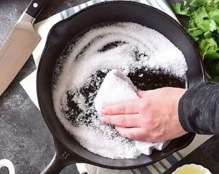 Как очистить сковороду от нагара вы знаете. Но надо еще и восстановить ее "жарящие" свойства