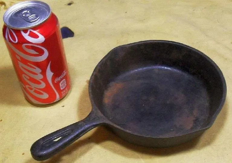 Кака-Кола прекрасно подходит для очищения пригоревшего налета на сковороде