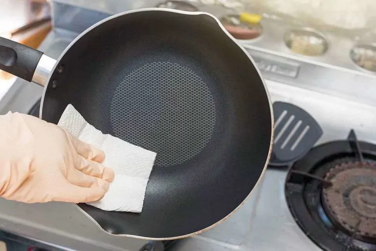 Как сделать чтобы после чистки к сковороде не прилипала пища