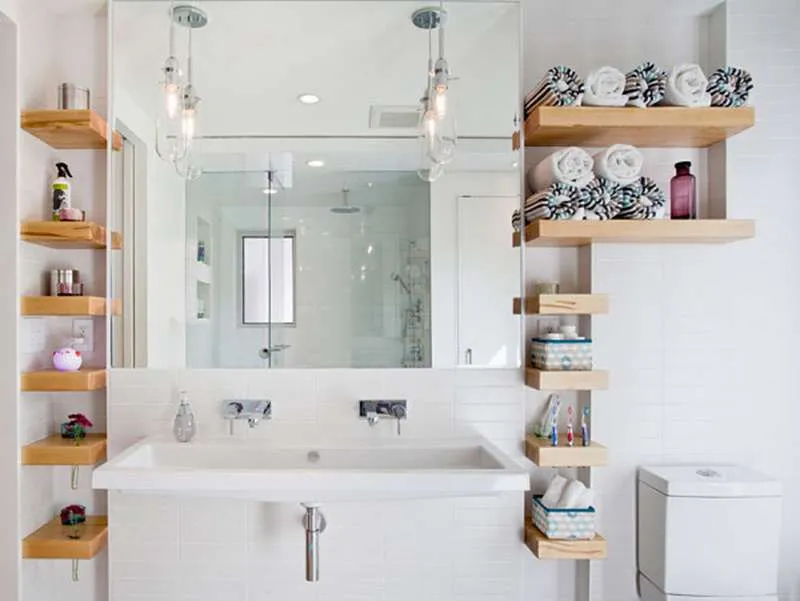 Интересный дизайн настенных полок в ванной комнате 
