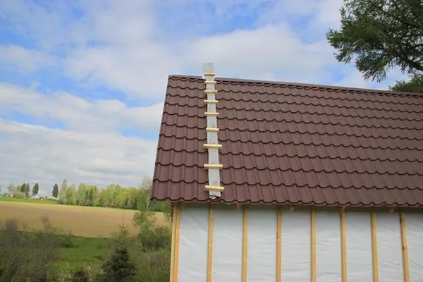 Экономный вариант лестницы для крыши, сделанный своими руками