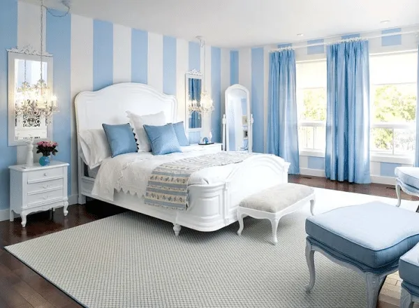 В спальне стены покрашены как имитация панелей 