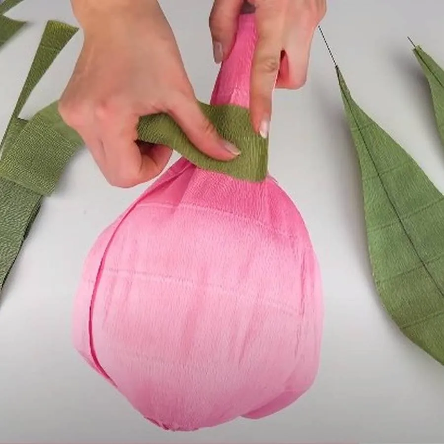 стебель большого тюльпана из гофрированной бумаги