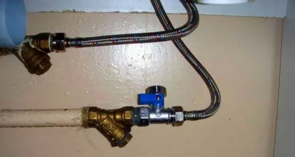 Если есть свободный отвод воды подключить стиральную машину к водопроводу очень просто - ставите фильтр, к нему - шланг. Все