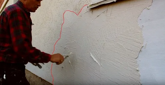 Нанесение фактурной штукатурки короед на стену фасада дома