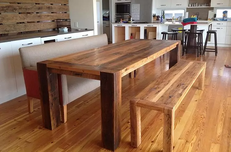 Простой самодельный стол из натуральной древесины