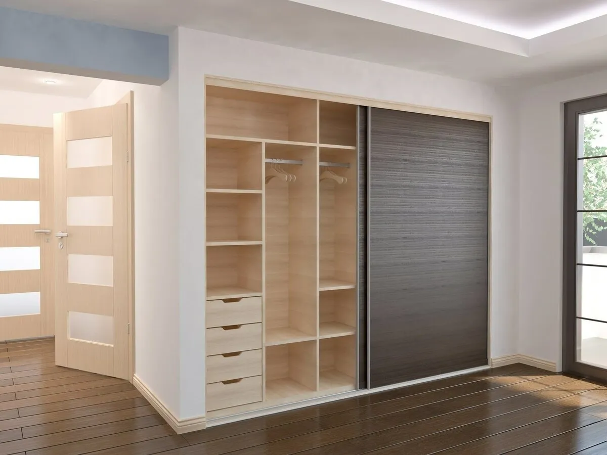 Встроенные шкафы могут быть различного типа, формы и наполнения. Фото: mebel.ru