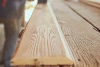 Браширование деревянной доски