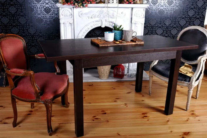 стол из дерева цвета венге в интерьере