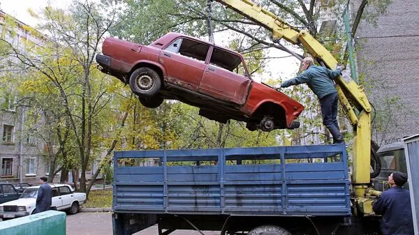 Уборка брошенных на улицах Москвы автомобилей