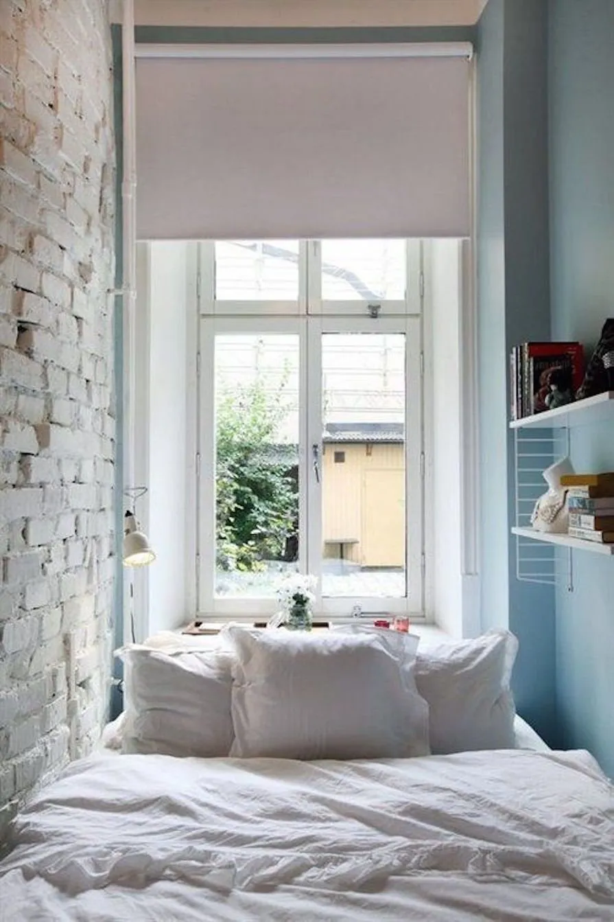 Интерьер маленькой спальни с окном