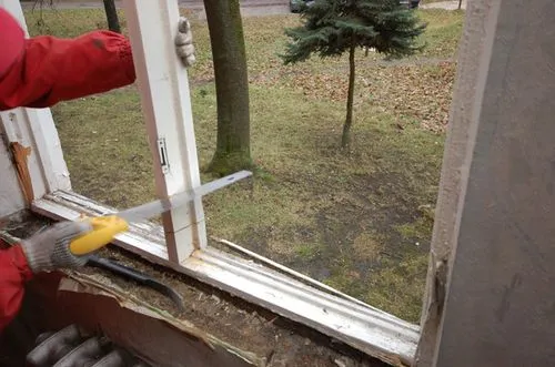 Демонтаж старого окна.