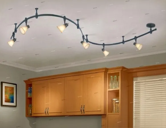 Светильники на потолочной шине на кухне