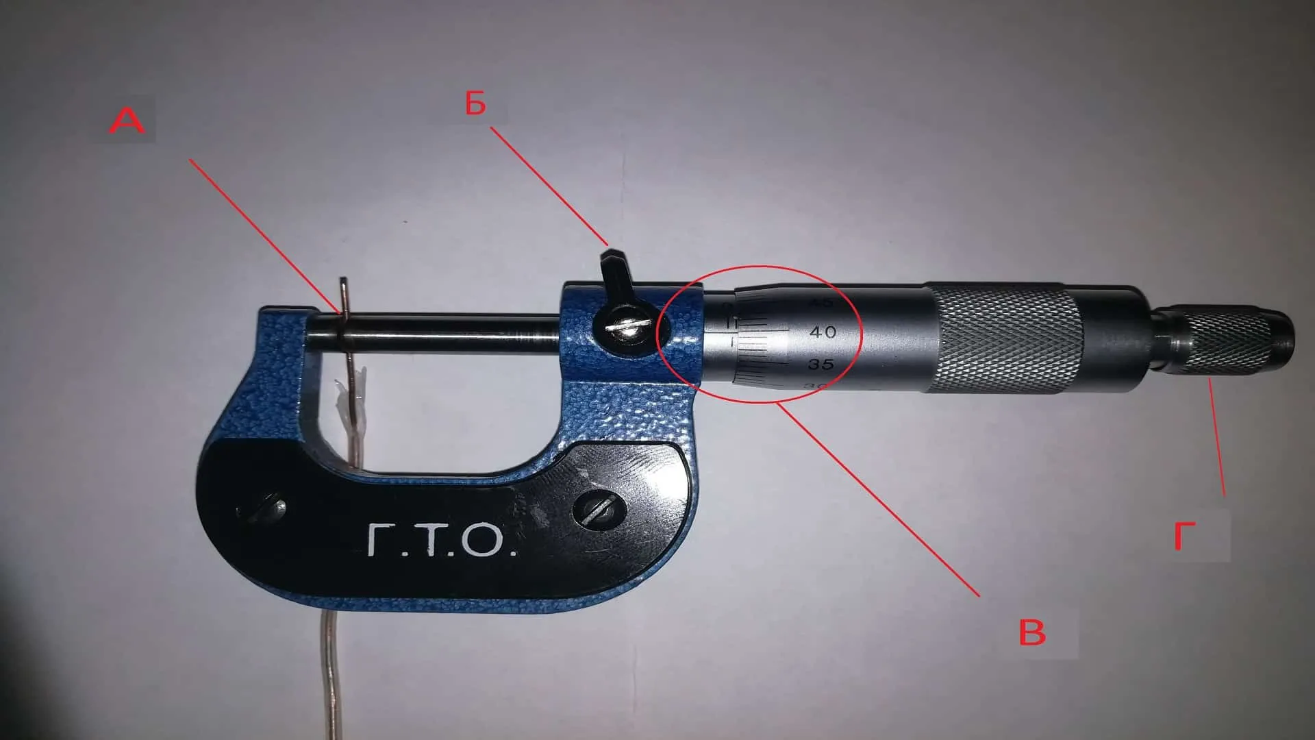 Измерение микрометром сечения провода