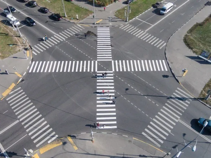 Пешеходные переходы на большом перекрестке