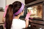 Практичные советы: как быстро почистить духовку от жира и нагара в домашних условиях