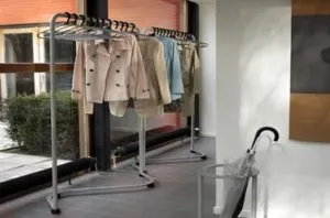 Вешалка для одежды на колесиках: удачное решение в дизайне интерьера
