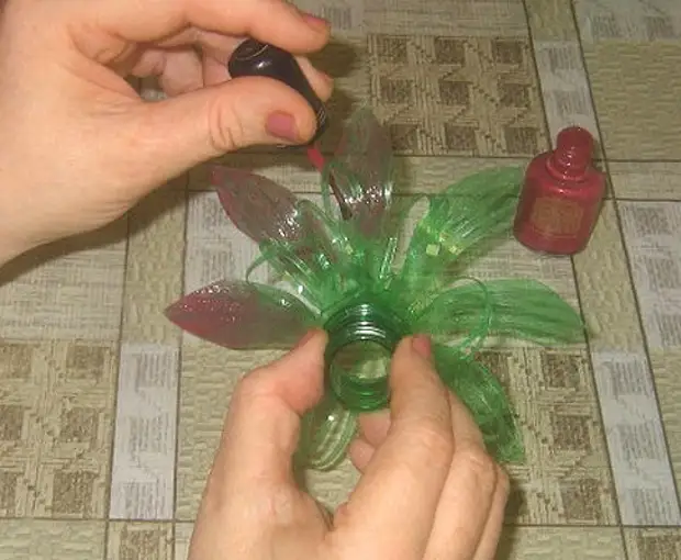 Инструкция, как сделать цветок из пластиковой бутылки