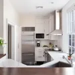 Хромированный холодильник на маленькой кухне